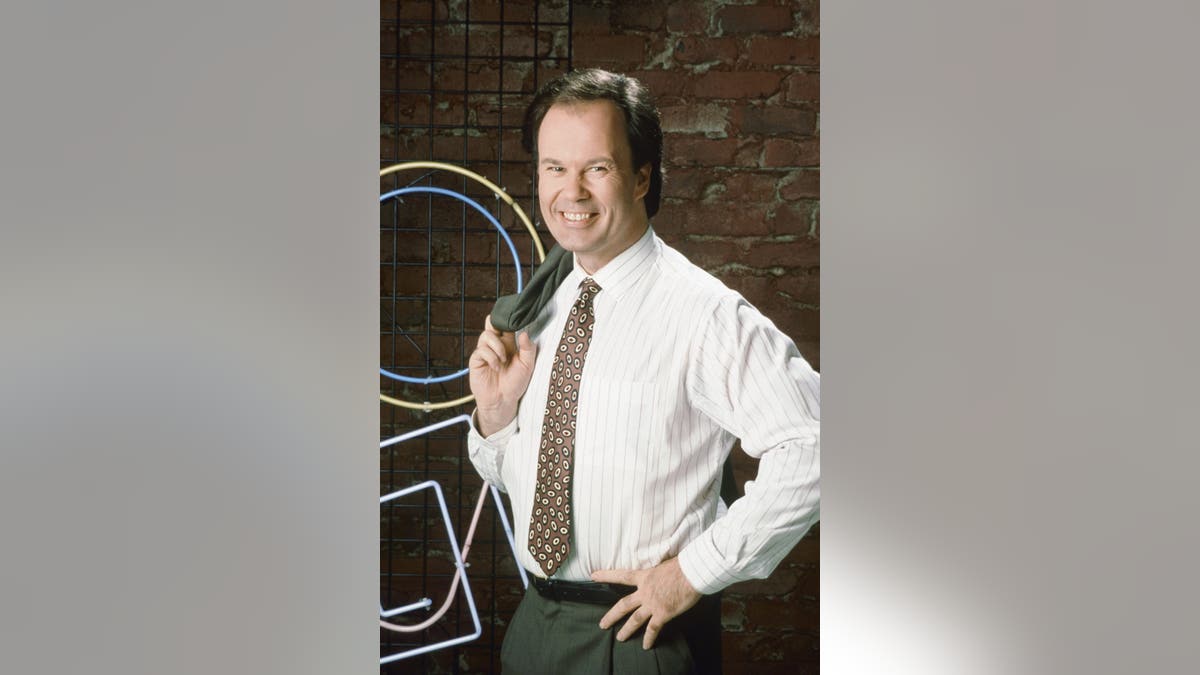 Dennis Haskins se mete en la piel del Sr. Richard Belding en el plató de «Saved by the Bell».