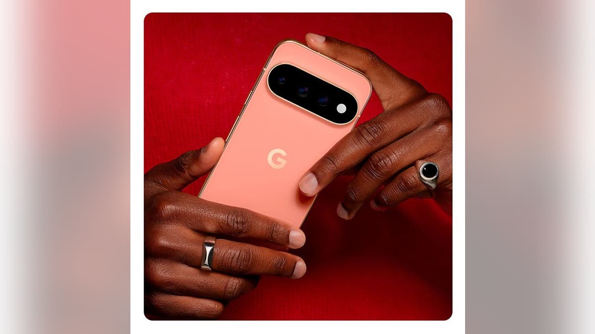 This phone comes in three different colors: Olive, Fog and Obsidian.