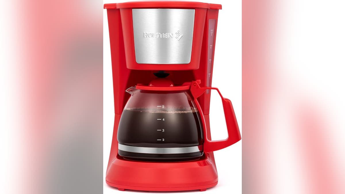 An auto pause feature lets you grab a cup mid-brew.