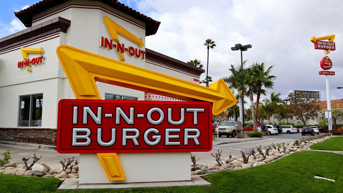 The exterior of an In-N-Out restaurant.