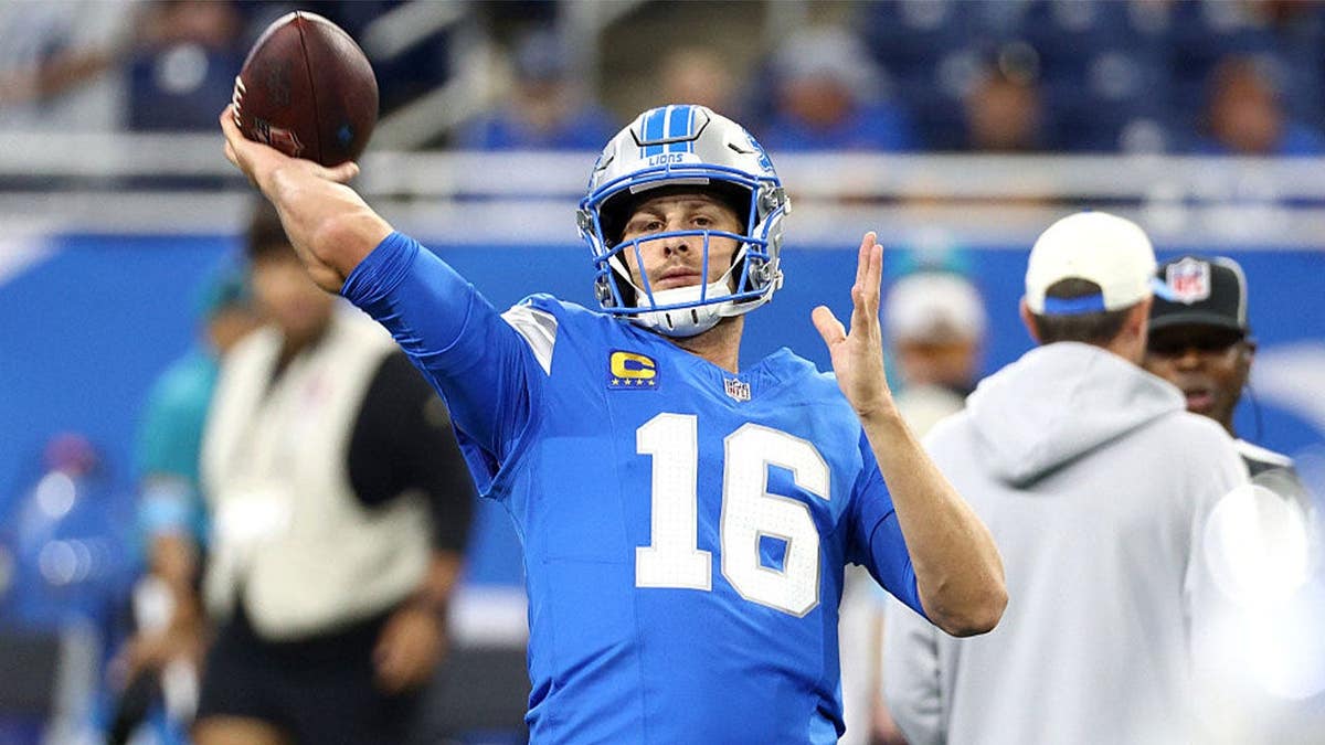 Jared Goff #16 of the Detroit Lions warms up