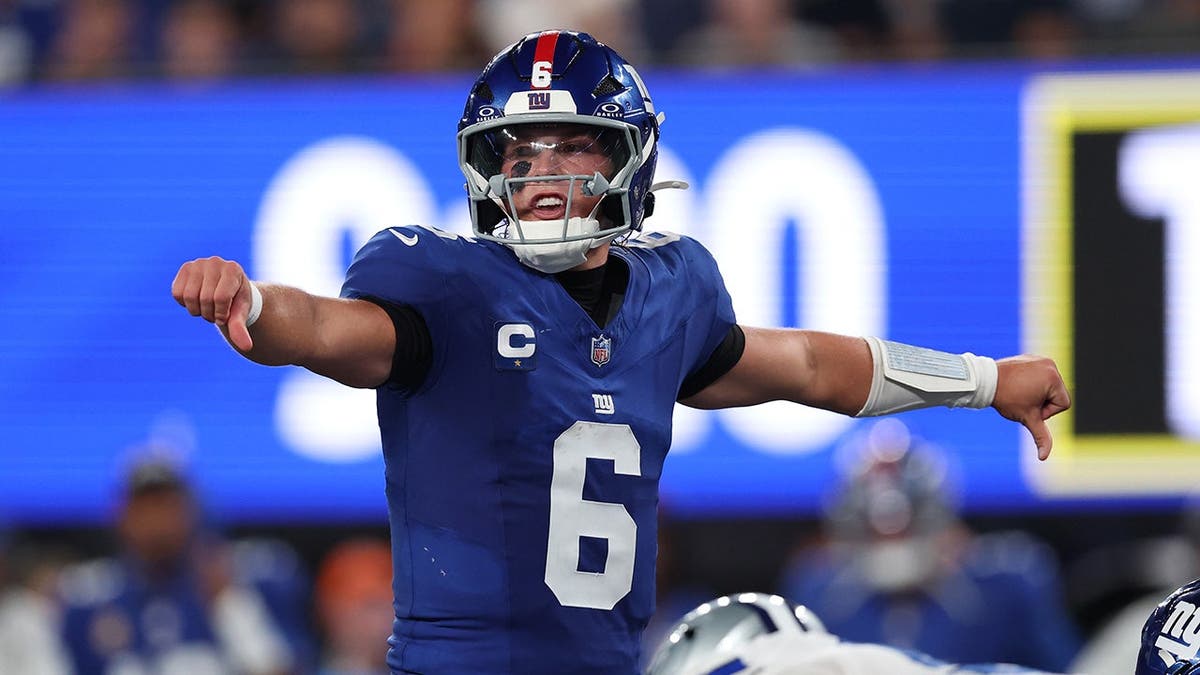 Jaxson Dart, wearing New York Giants uniform No. 6, directs his team during a game.