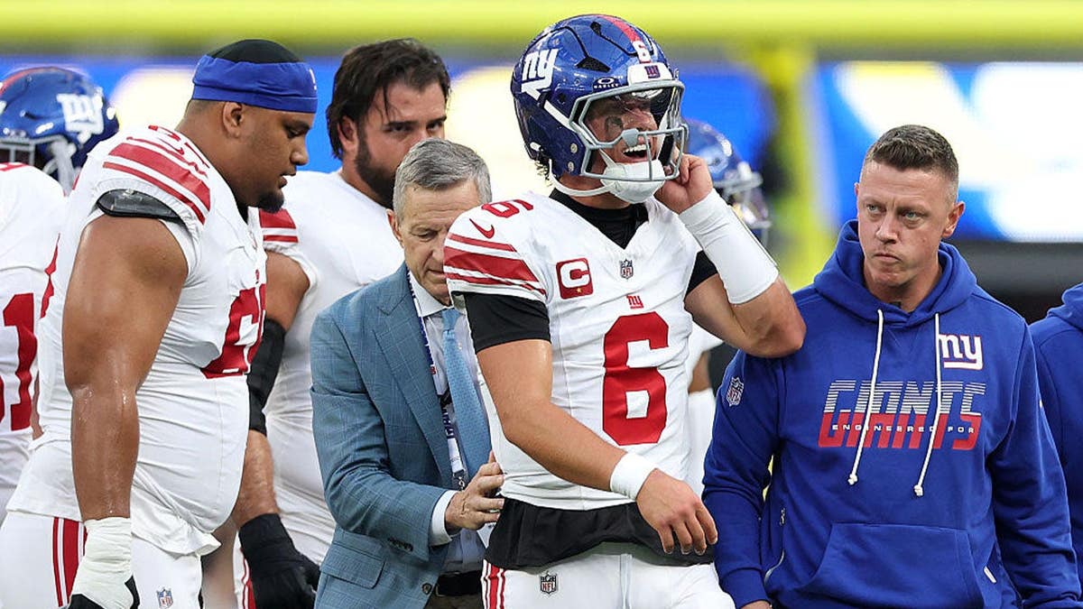 Jaxson Dart #6 of the New York Giants