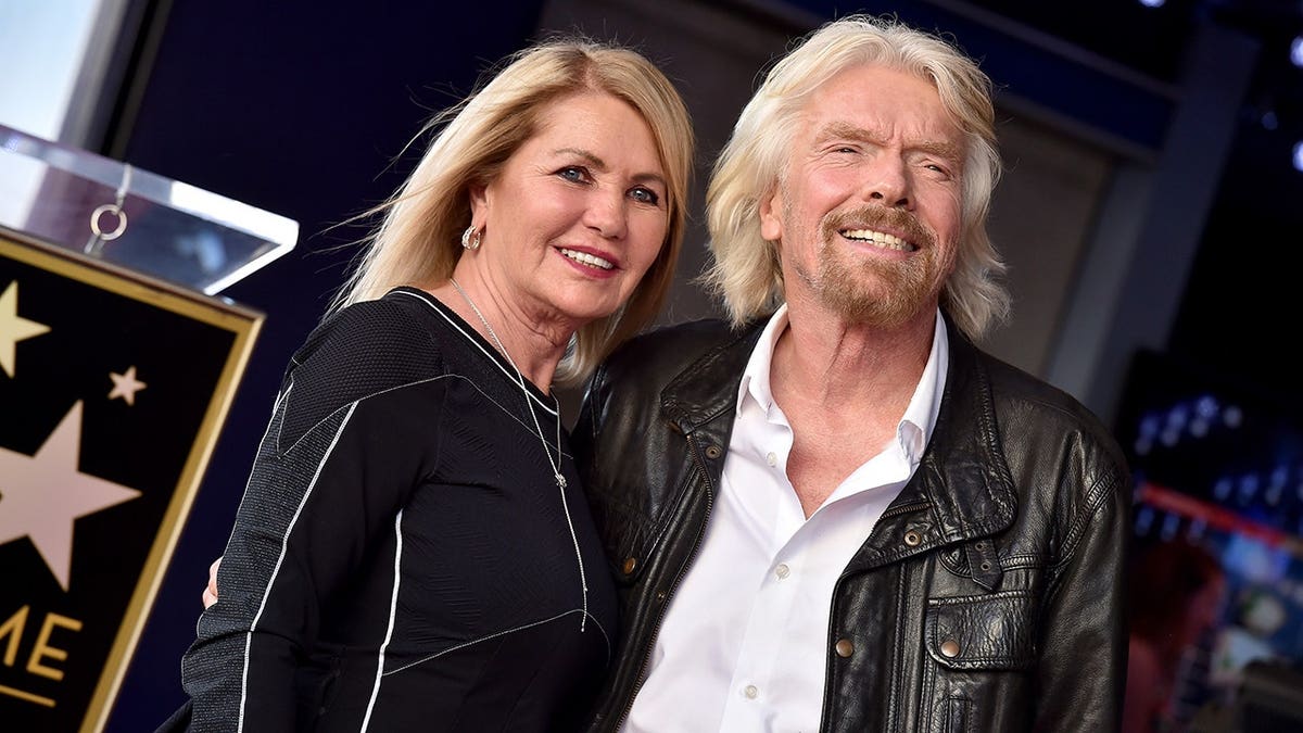 Sir Richard Branson y Joan Templeman asisten a una ceremonia del Paseo de la Fama de « Hollywood ».