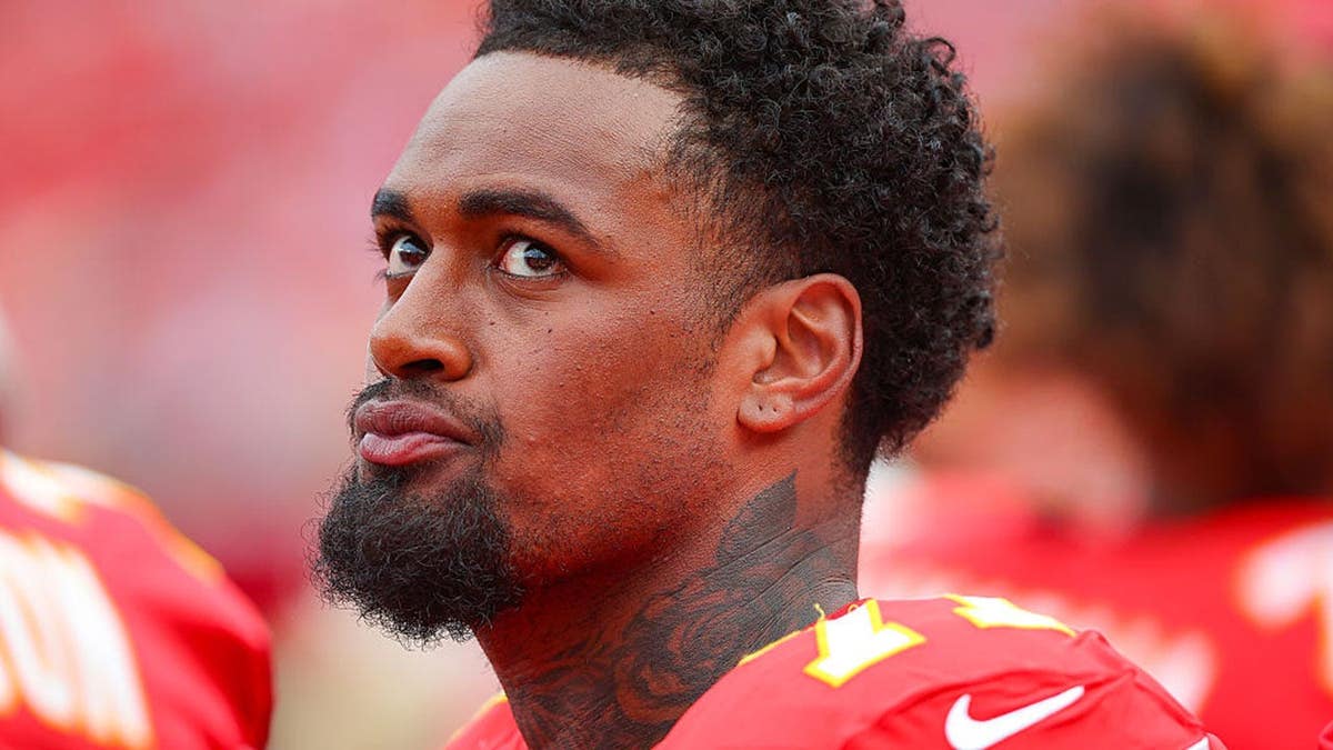 Josh Simmons stands on the Kansas City Chiefs sideline during an NFL game.