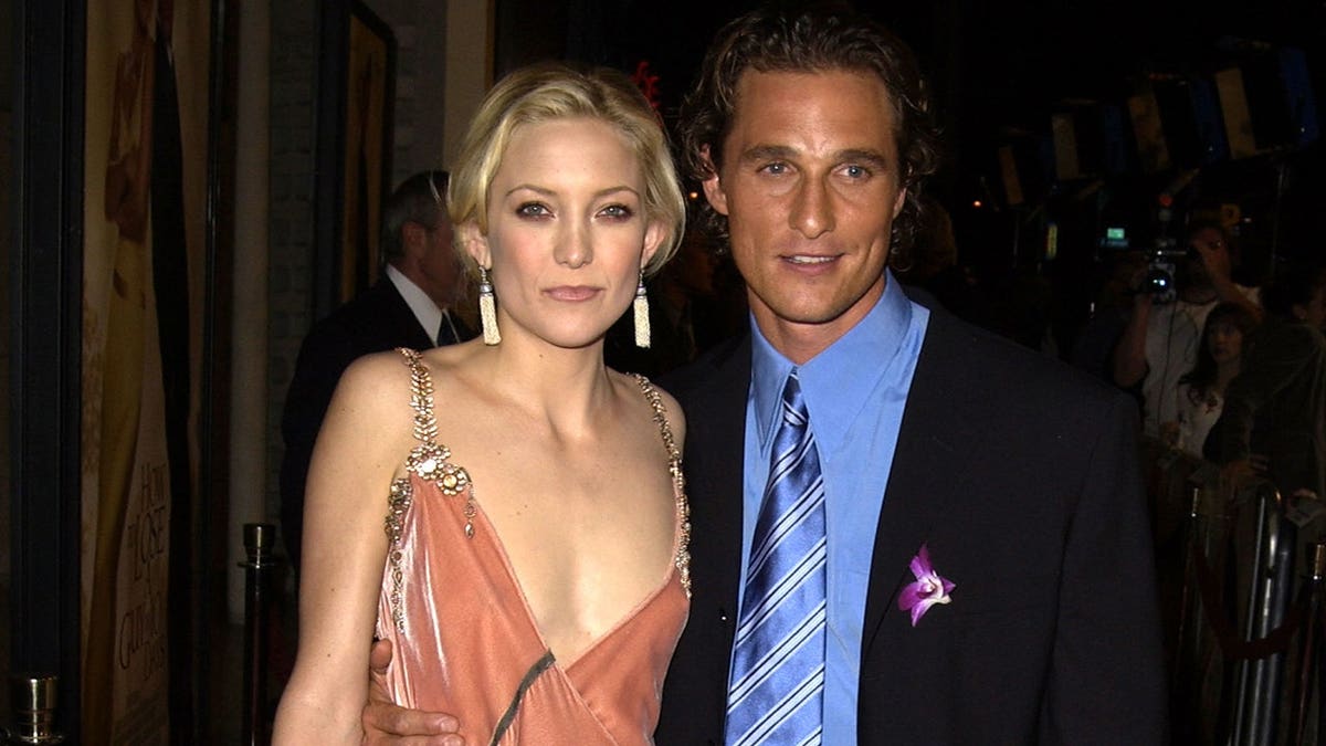 Kate Hudson and Matthew McConaughey on the red carpet in January 2003
