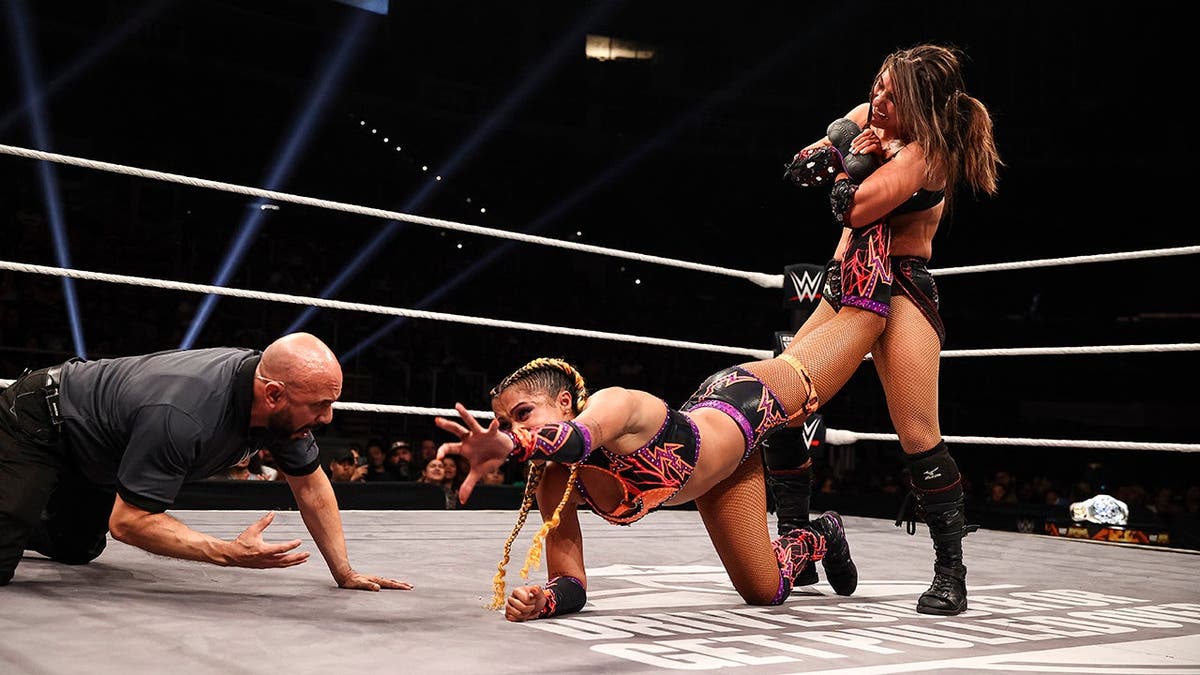 Kendal Grey wrestles Kelani Jordan during NXT Heatwave.