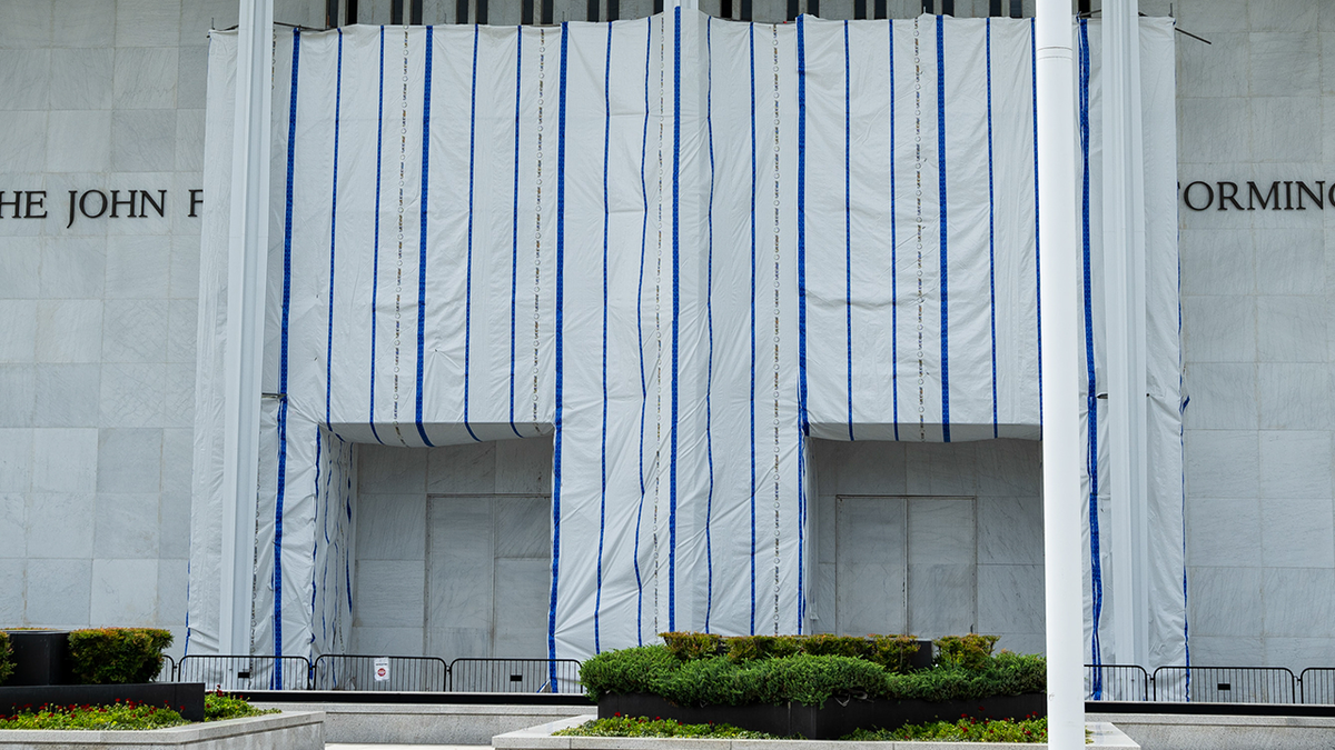 Una lona cubre la fachada del Kennedy Center en Washington, D. C.