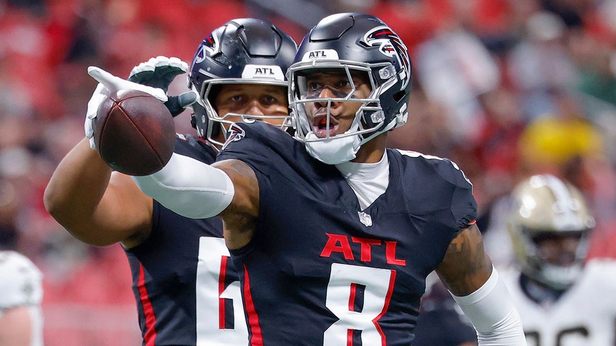 Kyle Pitts Sr. reacts after catching a pass during a game at Mercedes-Benz Stadium.