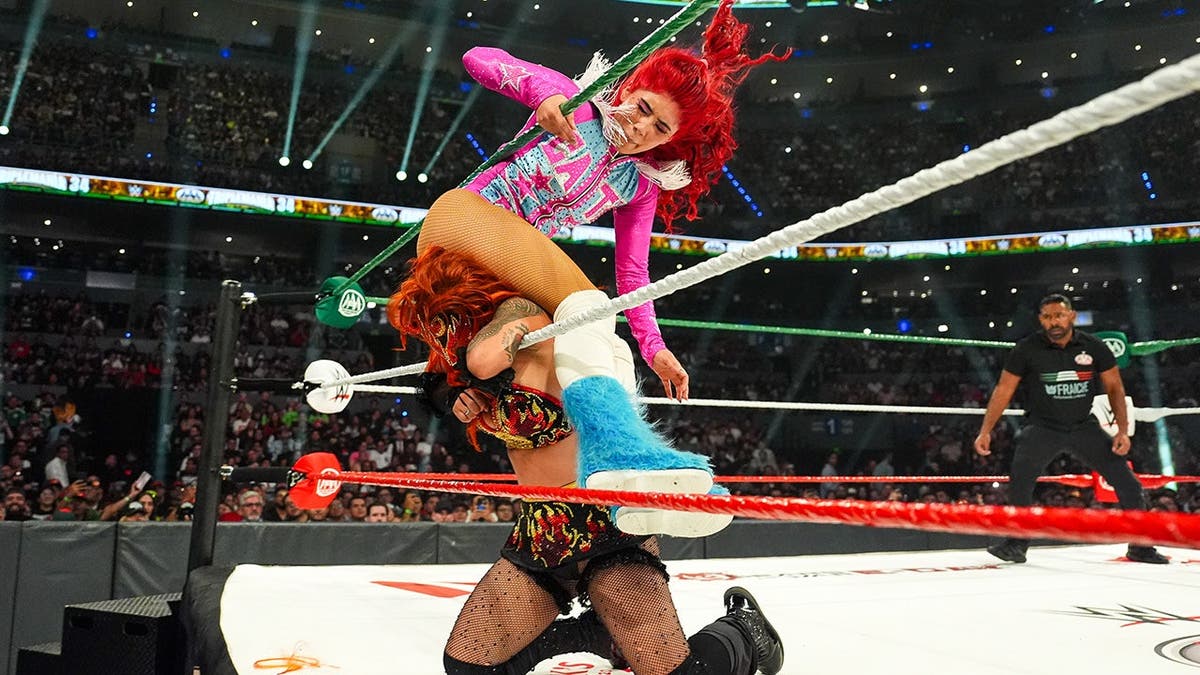 La Catalina wrestles Flammer in a ring at Arena Ciudad de Mexico.
