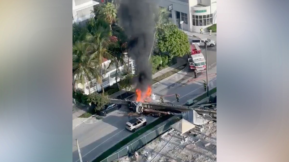 Cuatro personas fueron trasladadas al hospital el lunes después de que una grúa de obra se cayera sobre tres vehículos y un contenedor de obra en Miami, lo que dejó atrapados a dos trabajadores y provocó un incendio en uno de los vehículos, según informaron las autoridades.
