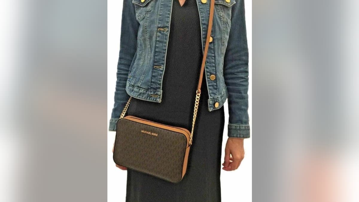 Comfortably wear this bag over your shoulder or across your body.
