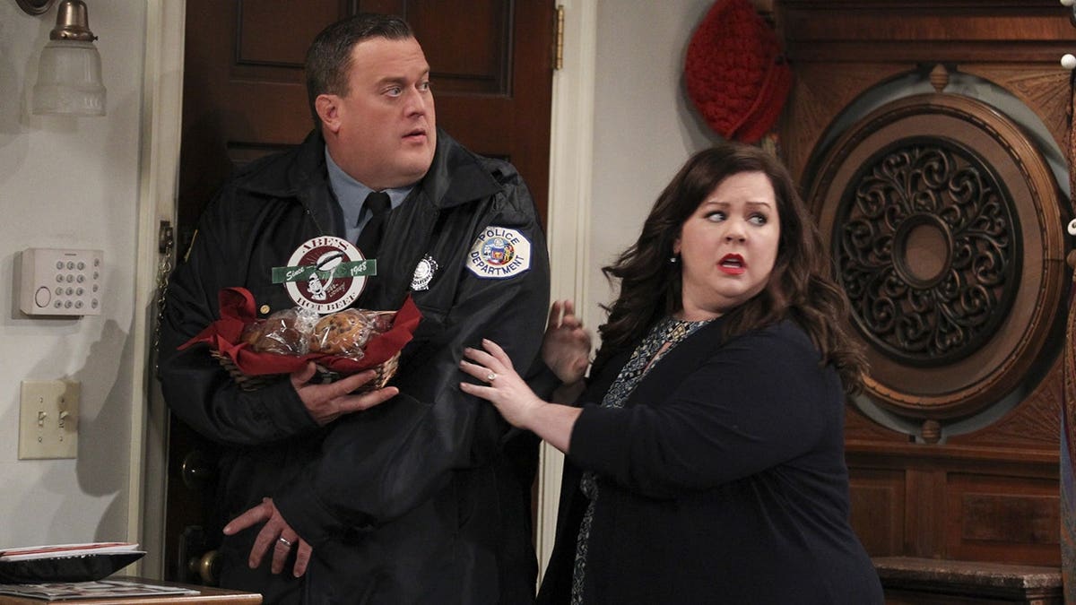 Billy Gardell and Melissa McCarthy in an episode of 