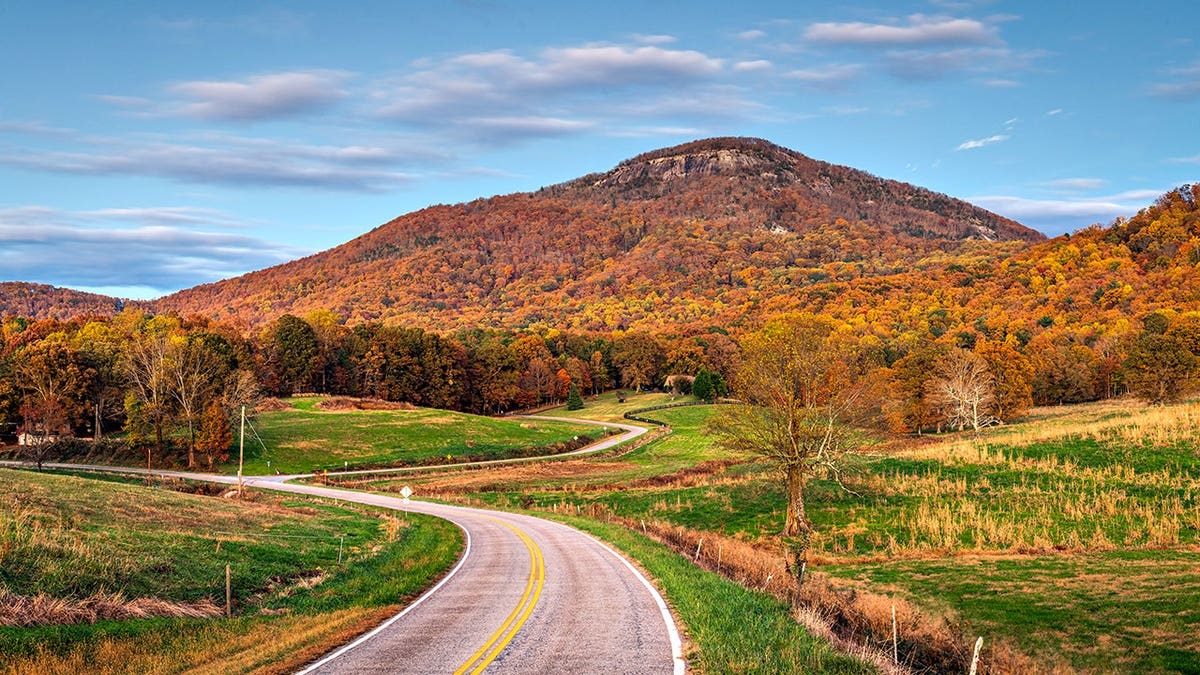 El monte Yonah visto desde una carretera en otoño, en Georgia.