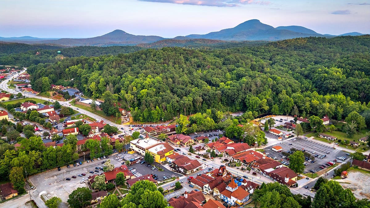 El monte Yonah se alza a lo lejos sobre el centro de Helen, Georgia.