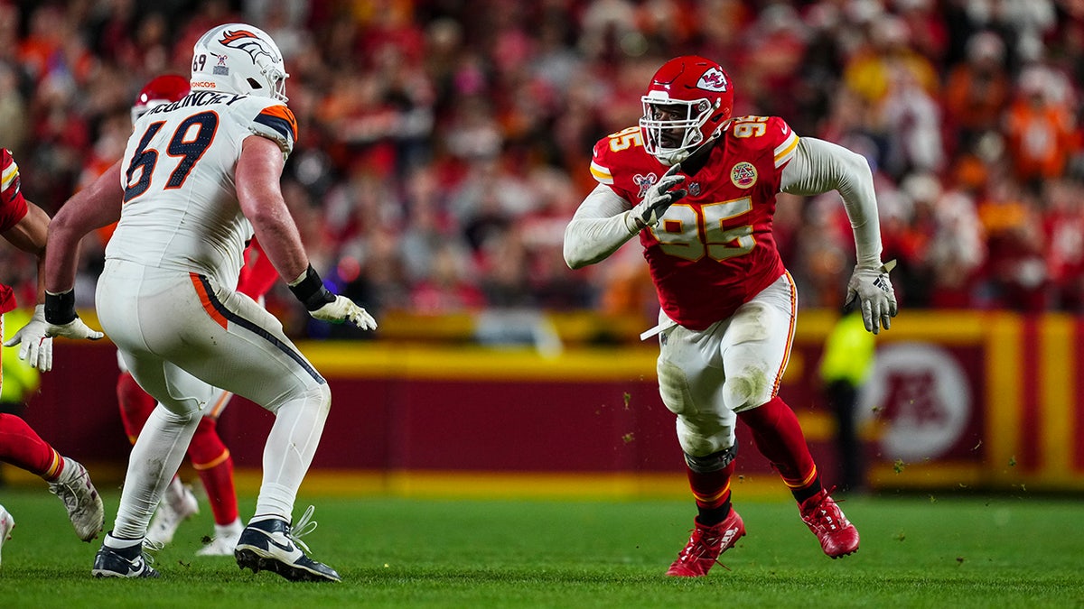 Chris Jones rushes the passer