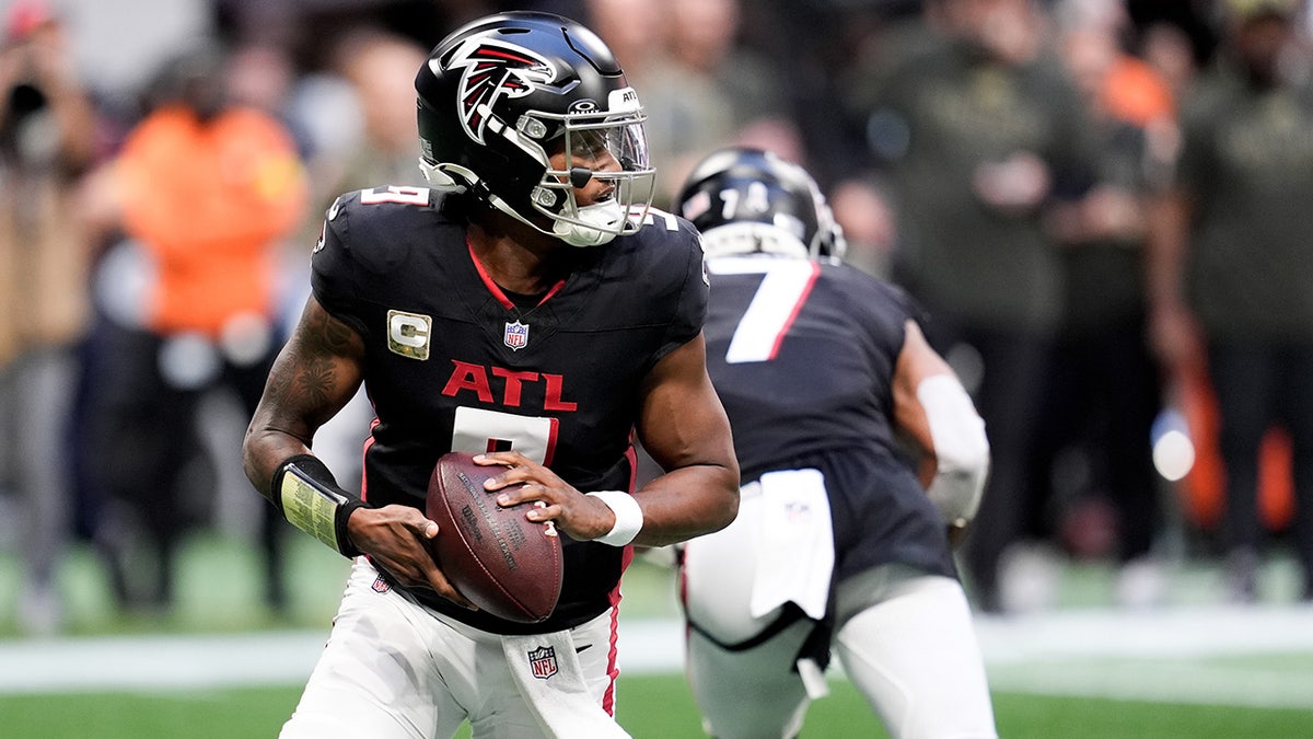 Atlanta Falcons quarterback Michael Penix Jr. (9) looks for an open receiver in the second half against the Carolina Panthers at Mercedes-Benz Stadium on Nov. 16, 2025. 