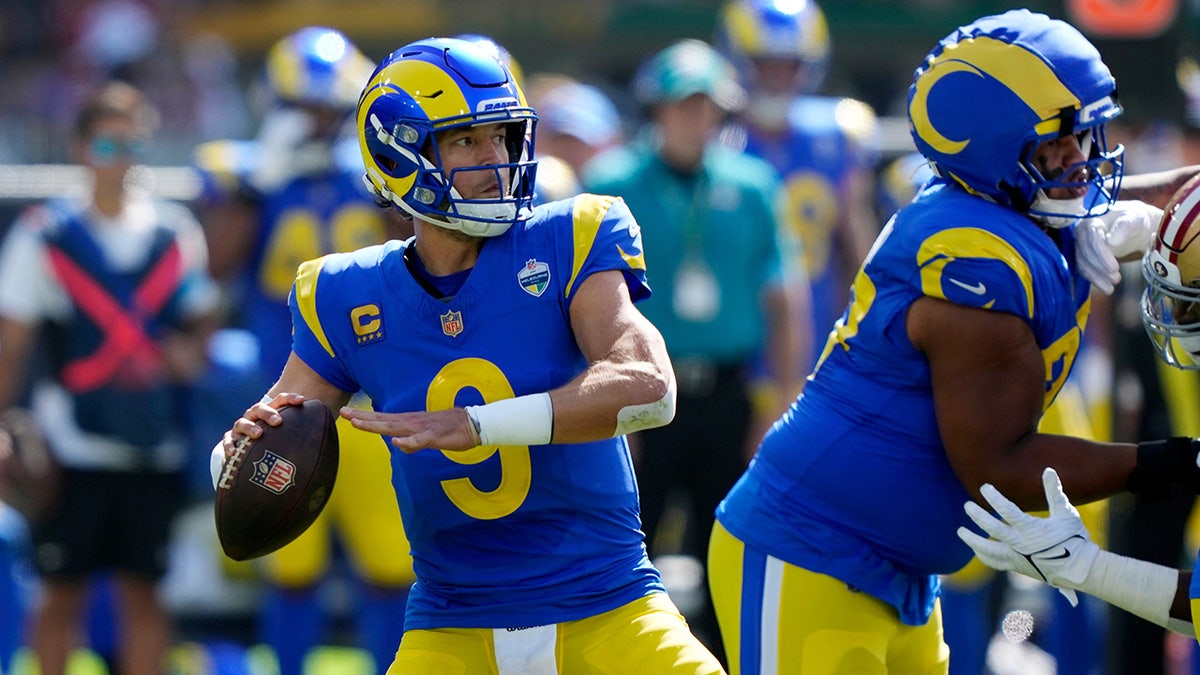 Matthew Stafford lines up a throw