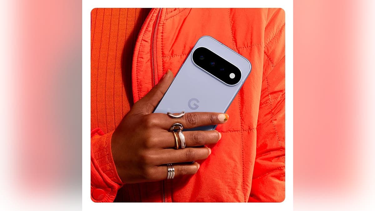 Take clearer pictures with 30x zoom.