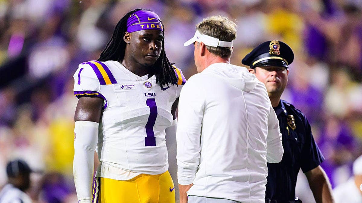Princewill Umanmielen and Lane Kiffin talk during halftime at Tiger Stadium.