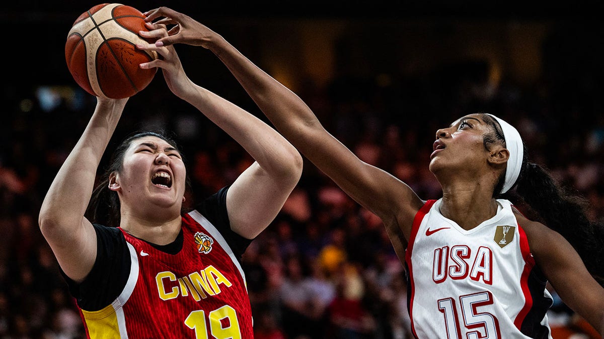 Angel Reese battles Zhang Ziyu