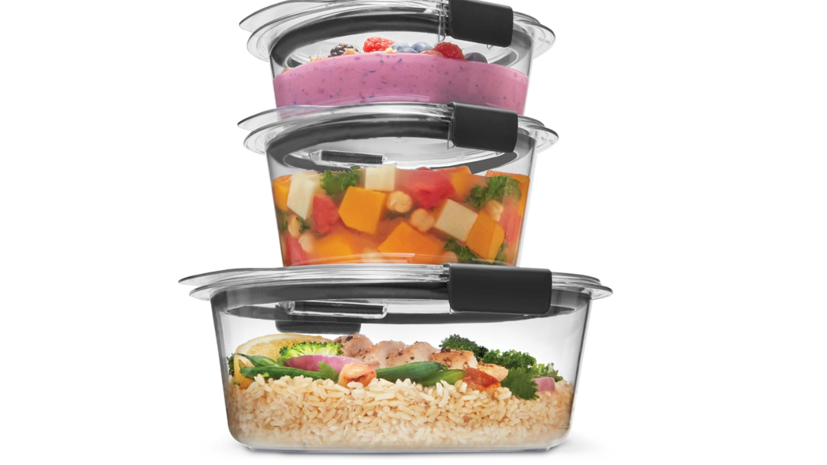 This six-piece Rubbermaid Brilliance set includes three containers with built-in microwave vents.