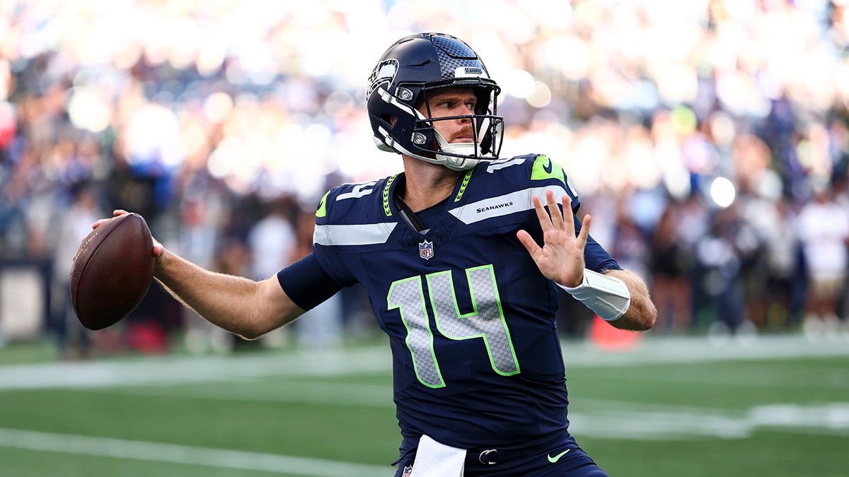 Sam Darnold throws pass