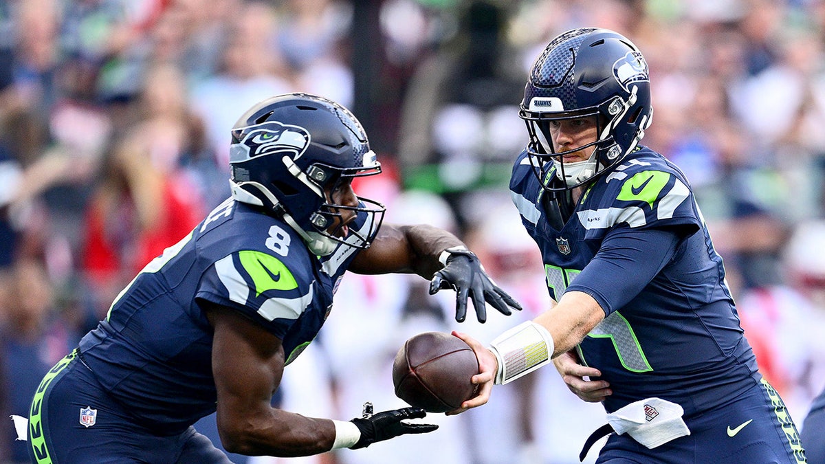 Sam Darnold hand off to Jadarian Price