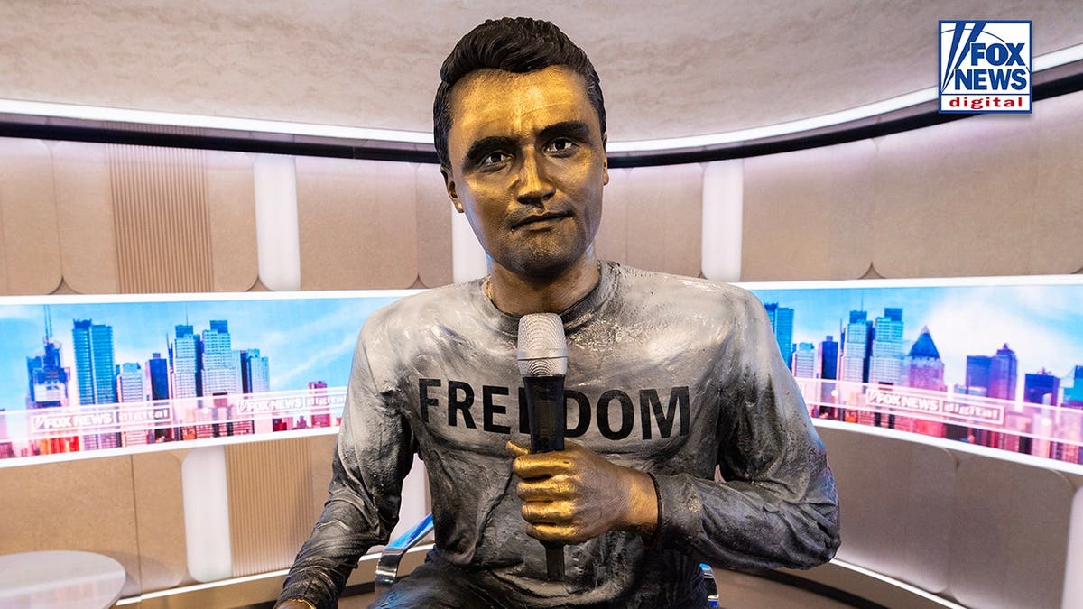 La escultura de Charlie Kirk, obra de Sergio Furnari, se encuentra en Times Square a la espera de su inauguración.