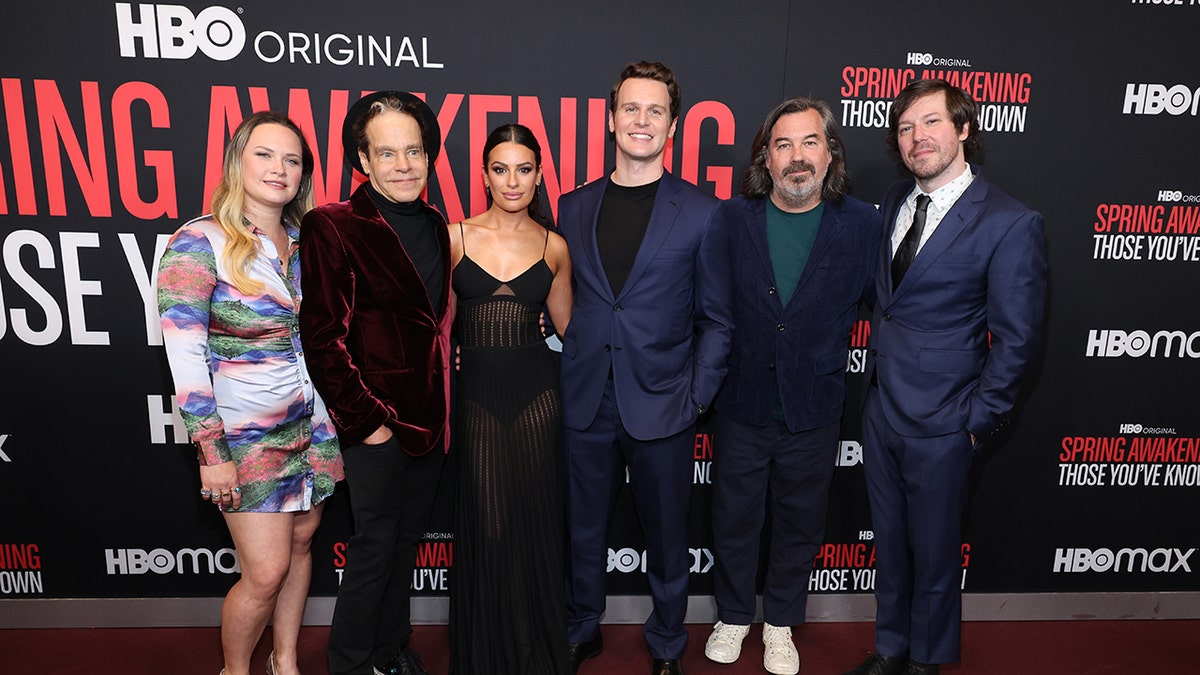 Lauren «Lolo» Pritchard, Steven Sater, Lea Michele, Jonathan Groff, Duncan Sheik y John Gallagher Jr. asistieron al estreno de «Spring Awakening: Those You've Known» en el Florence Gould Hall el 25 de abril de 2022 en Nueva York.