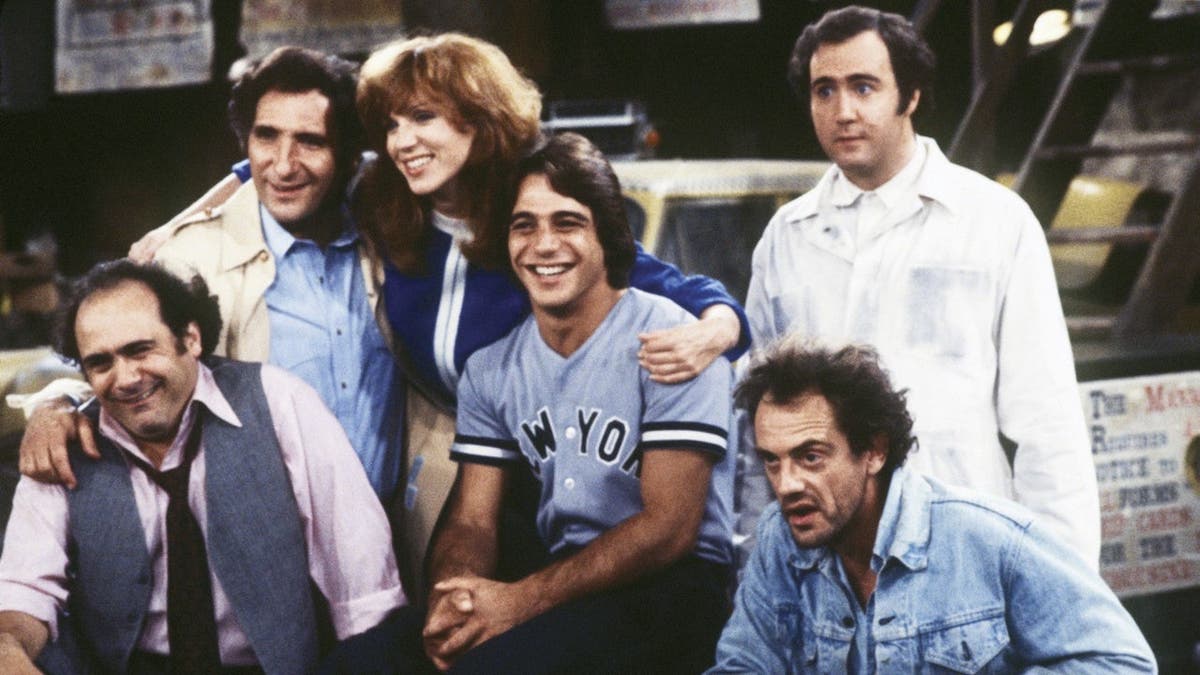 Danny DeVito, Judd Hirsch, Marilu Henner, Tony Danza, Christopher Lloyd and Andy Kaufman pose together.