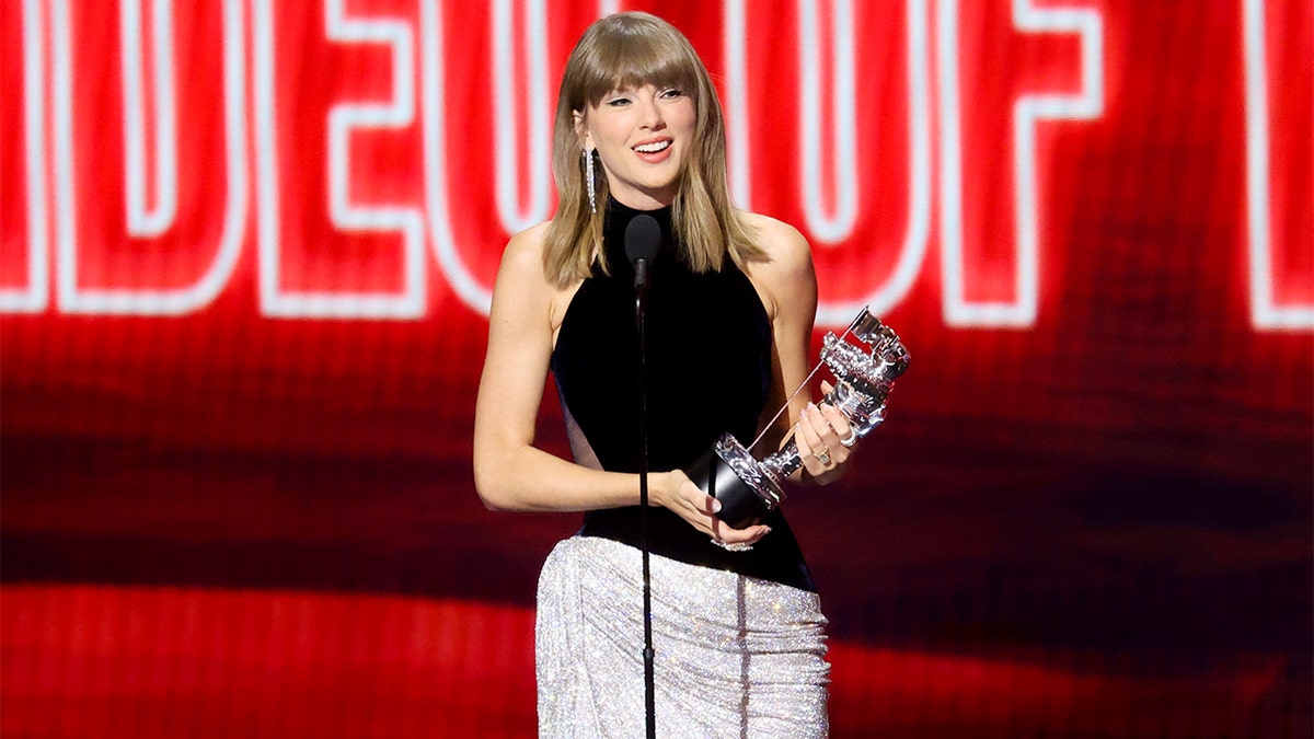 Taylor Swift on stage