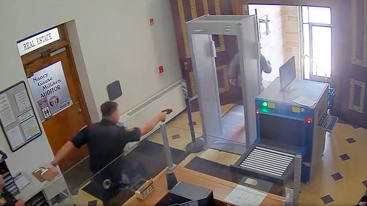 Deputies stopped Timothy J. Reaggle before he could escape the Columbiana County courthouse
