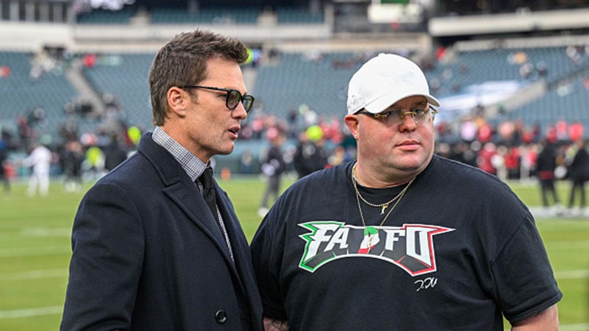 Tom Brady speaks with Eagles head of security Dom