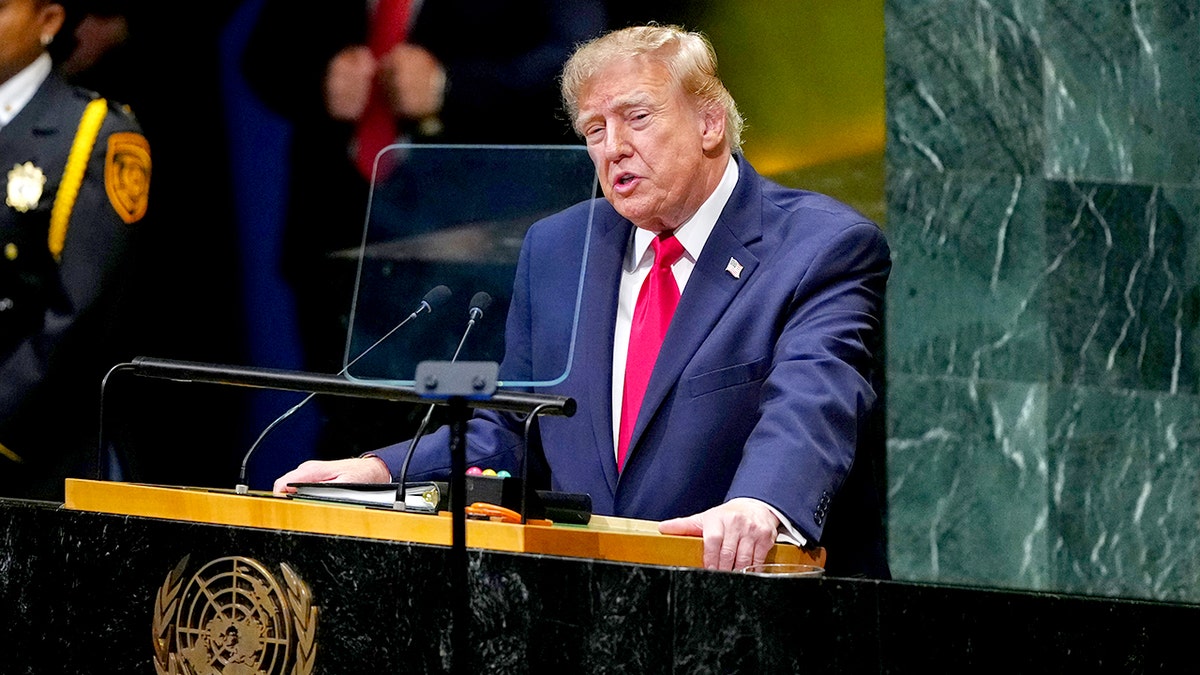 دونالد ترامپ از پشت تریبون سخن می‌گوید.