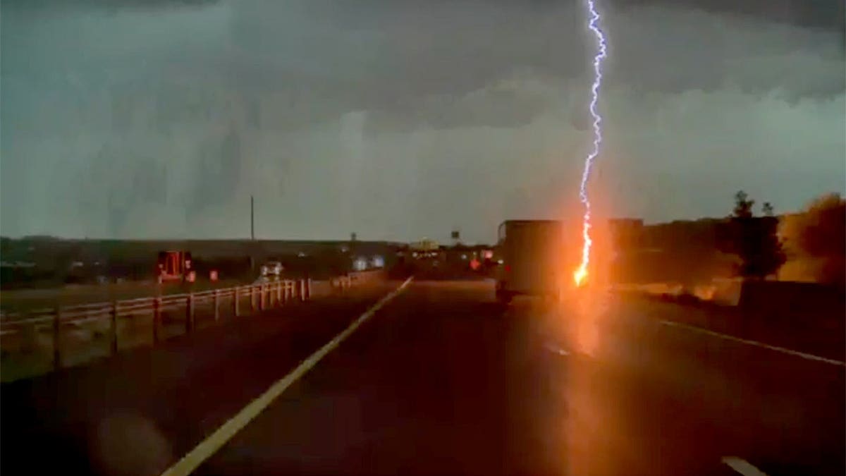 Un rayo cae en una carretera