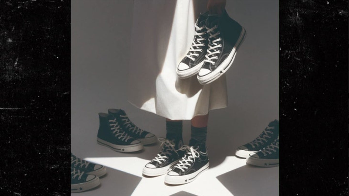 Η Converse βγάζει την τελευταία διαφήμιση παπουτσιών αφού οι επικριτές κατηγορούν ότι μοιράζονται «ρατσιστικές» και «απερίσκεπτες» εικόνες του KKK