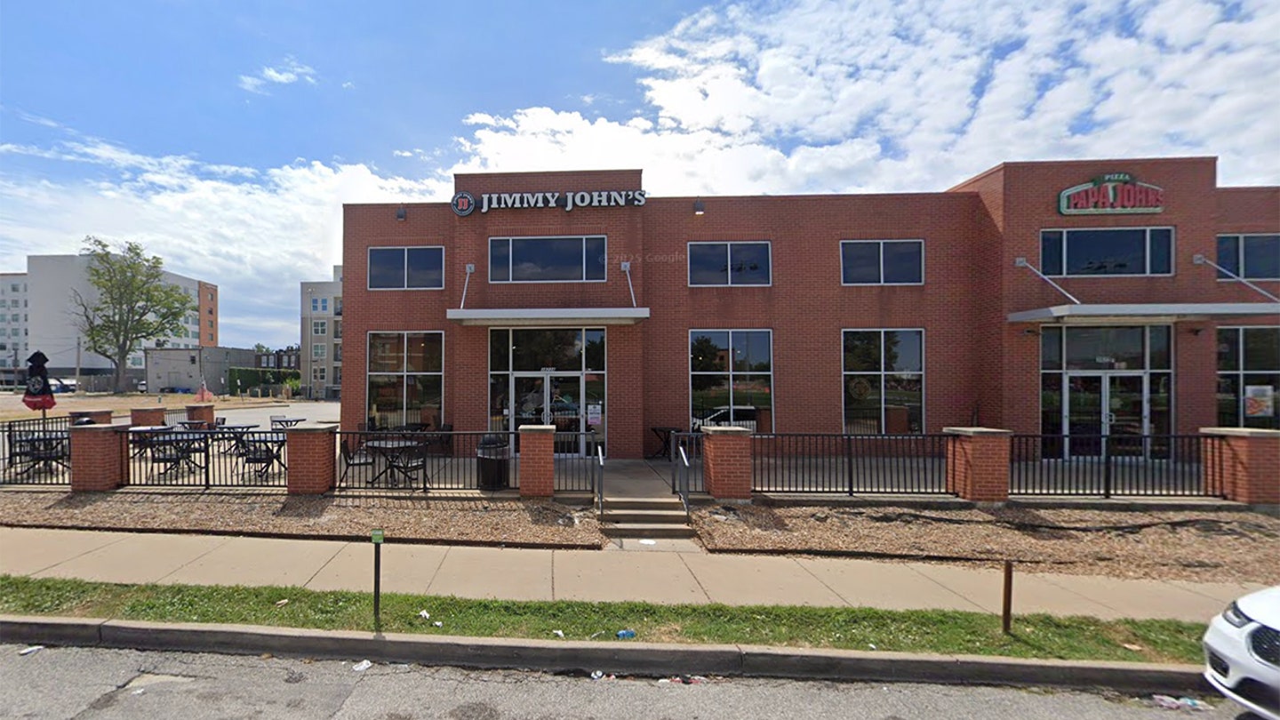 Empleado de Jimmy John acusado de abrir fuego contra un coche y dispararle a una niña de 14 años en la pierna: policía
