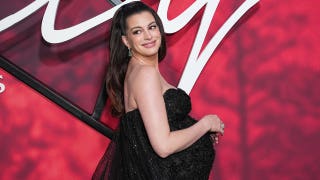 Anne Hathaway takes charge at the 'Verity' red carpet in viral moment