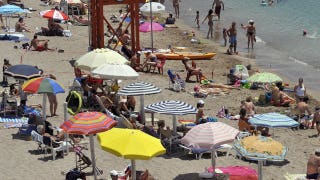 Violent brawl over lounge chairs at famous beach leaves one man dead, others facing charges