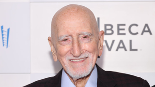 Dominic Chianese, la estrella de «Los Soprano», sigue rejuveneciendo y lanza un podcast a los 95 años