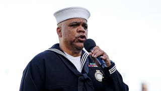 La interpretación del himno nacional de un veterano de la Armada recibe elogios por ser «la mejor de la historia», mientras transmite un mensaje de unidad