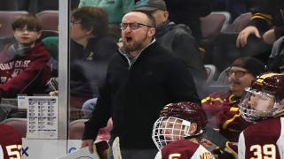 El entrenador de hockey de la Universidad Estatal de Arizona ha sido suspendido con goce de sueldo mientras continúa la investigación sobre el trágico entrenamiento.