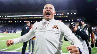 Minnesota El entrenador PJ Fleck se unta la cara con la sangre de un jugador tras la victoria de los Gophers sobre Washington