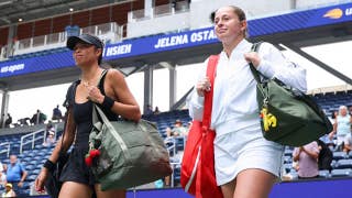 Un partido de dobles del US Open se descontrola con burlas desde los banquillos, un desaire en la red y un caos total