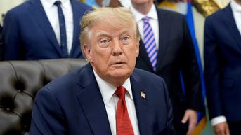 El presidente Trump apunta a tres medios de comunicación y anuncia que se les prohíbe entrar en la Casa Blanca - Fox News