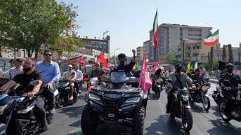 Las patrullas en moto invaden las ciudades iraníes y se multiplican los controles de seguridad mientras el régimen se prepara para posibles disturbios - Fox News