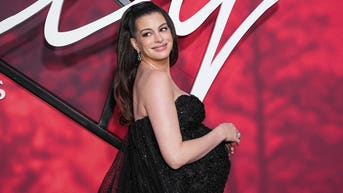 Pregnant star stuns in mermaid gown while directing photographers on red carpet - Fox News