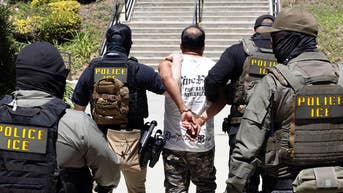 Los republicanos se regodean diciendo «¿A que os lo dije?» después de que la campaña del gobernador contra « ICE » haya sufrido un duro revés - Fox News