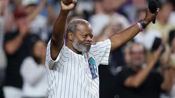 Renowned trumpeter, betrayed by instrument, sings rest of anthem to crowd's delight - Fox News